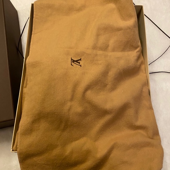 Louis Vuitton - Picture 8 of 9